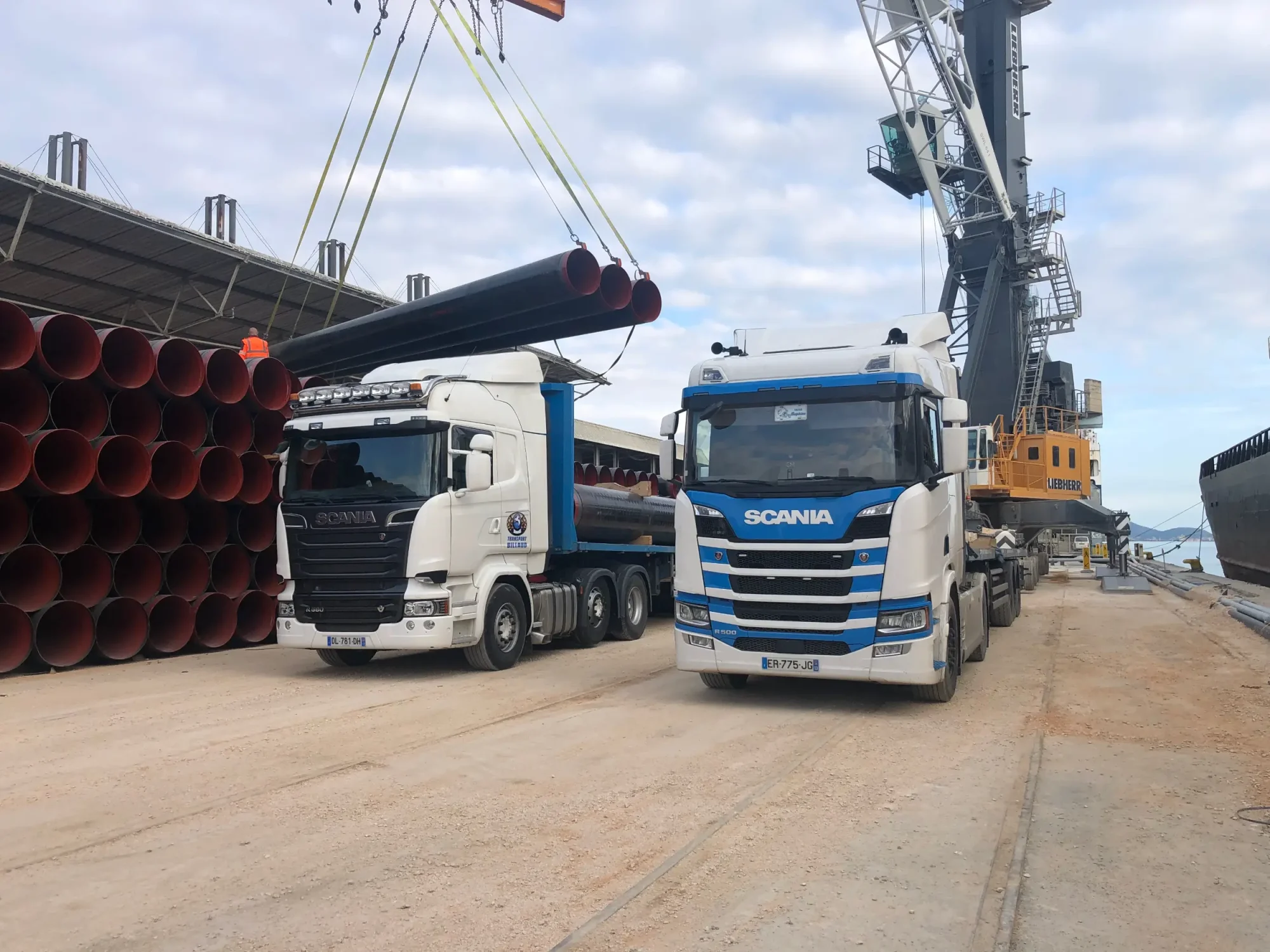 semi remorques qui se font décharger par une grue